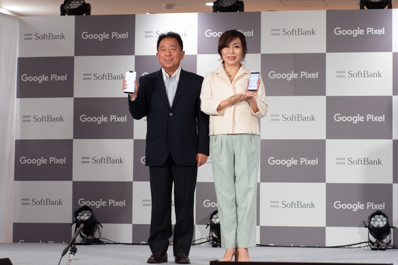 ソフトバンク 代表取締役 副社長執行役員兼COOの榛葉淳氏（左）とグーグル 専務執行役員 CMOの岩村水樹氏（右）