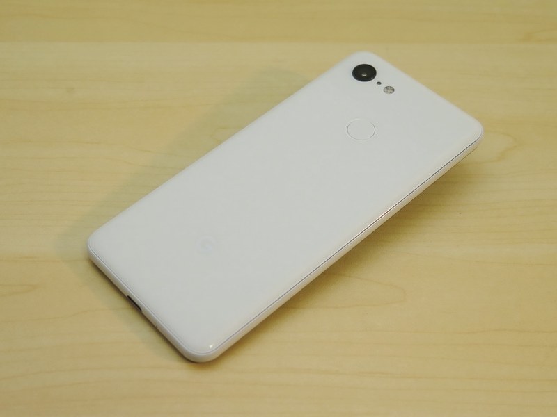 Pixel 3の背面。カメラ、指紋センサーなどを備える。レイアウトはほぼ共通