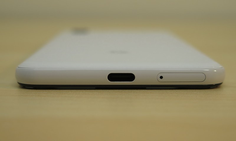 下部にはUSB Type-C外部接続端子を備える。右側にはピンで取り出すタイプのSIMトレイが装着される