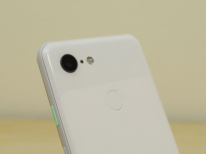 Pixel 3の背面にはカメラ、指紋センサーを備える