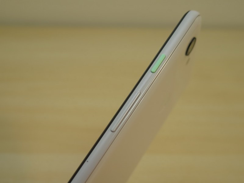 右側面のボタンは上側が電源キー、下側に音量キーというレイアウトを採用