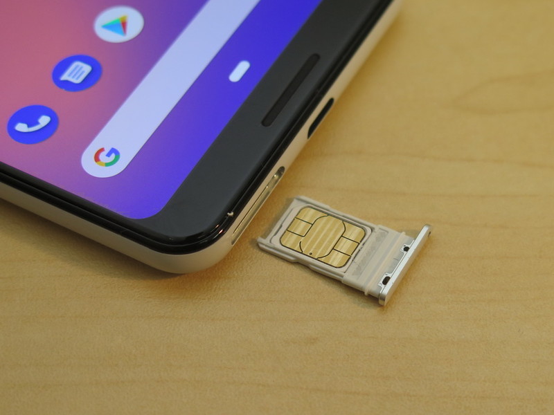 本体の下部にピンで取り出すタイプのSIMトレイが備えられる。nanoSIMカード1枚のみを装着可能