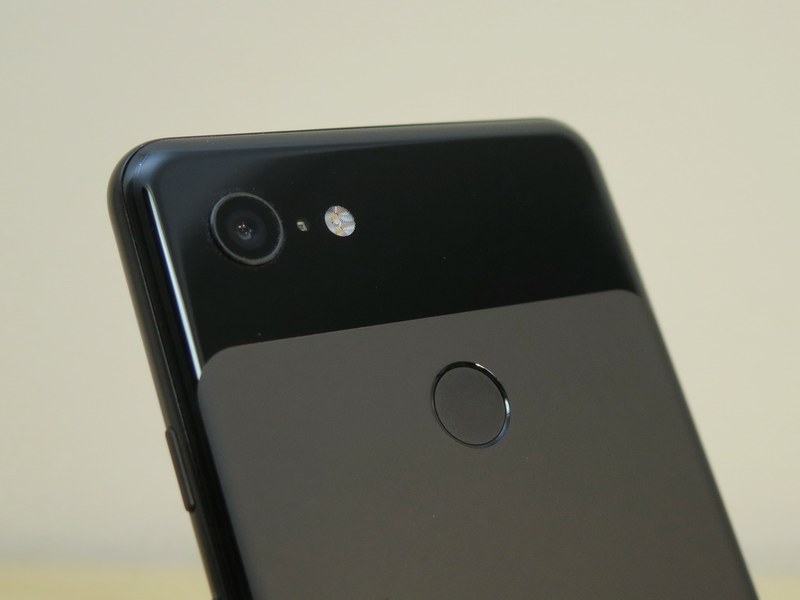 Pixel 3 XLの背面にはカメラ、指紋センサーを備える