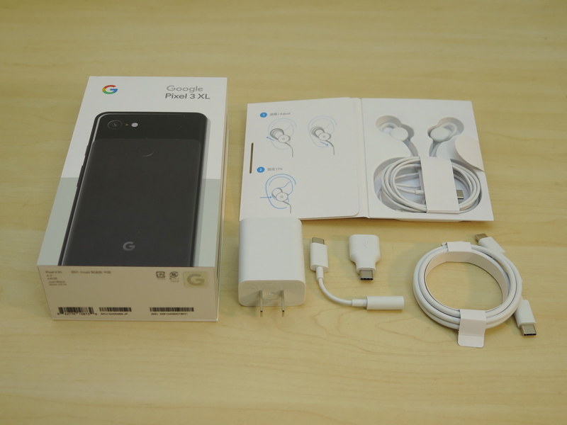 Pixel 3 XLのパッケージと付属品。USB-C 18Wアダプター（USB-PD対応）、Pixel USB-Cイヤフォン、USB-C Digital 3.5mmヘッドフォンアダプター、クイックスイッチアダプター、C-Cケーブル（USB 2.0）が同梱される