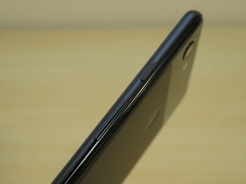 右側面のボタンは上側が電源キー、下側に音量キーというレイアウトを採用