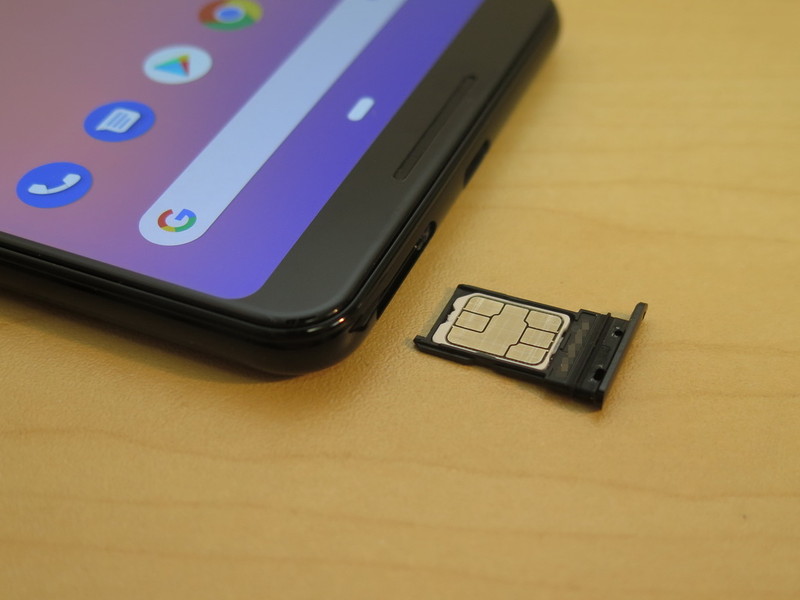 本体の下部にピンで取り出すタイプのSIMトレイが備えられる。nanoSIMカード1枚のみを装着可能