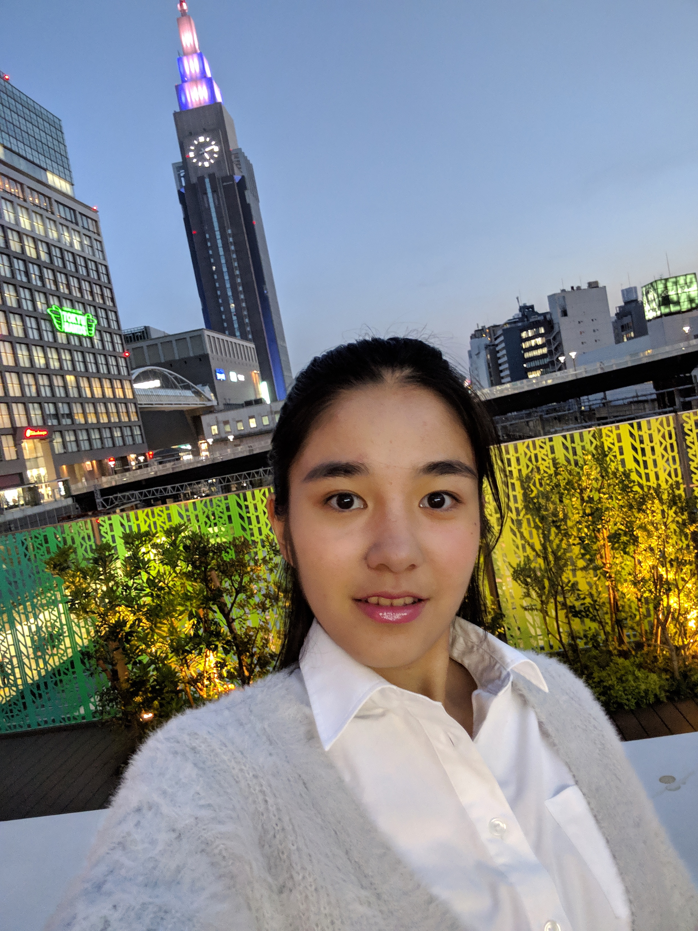 ポートレートモードで撮影。背景がボケていない状態がこちら（リンク先は2448×3264ドット）　モデル：<a href="http://bonbon-famin.com/cn2/g01.html" class="strong bn" target="_blank">るびぃ</a>（ボンボンファミンプロダクション）