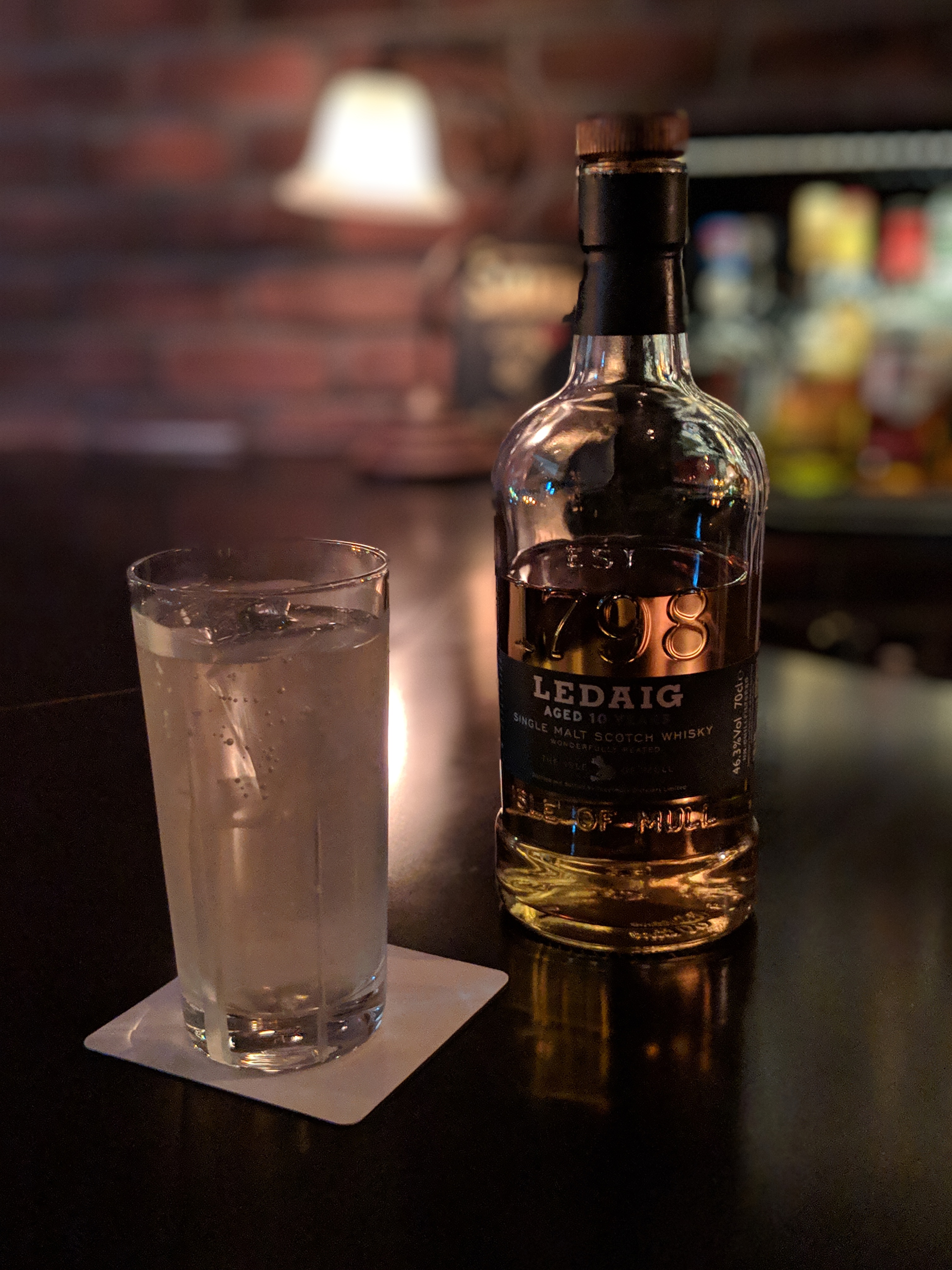 ポートレートモードで生成された背景のボケた写真。グラスの上端がやや消えてしまっているが、シングルカメラでここまで撮れるのは優秀と言えるだろう　（リンク先は3024×4032ドット）