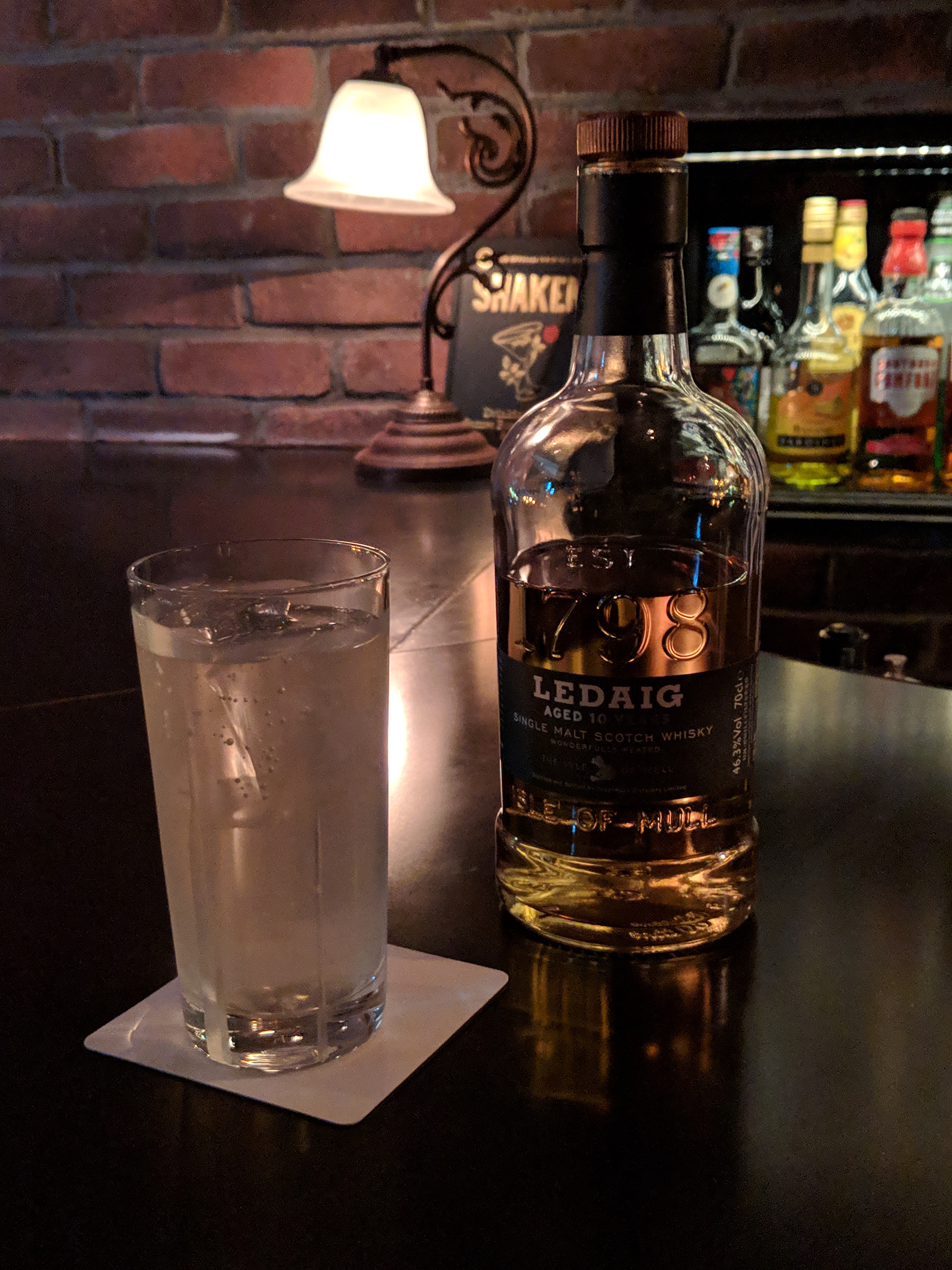 薄暗いバーで撮影。ポートレートモードで撮影しているが、こちらは何も効果が加えられていない状態　（リンク先は3024×4032ドット）