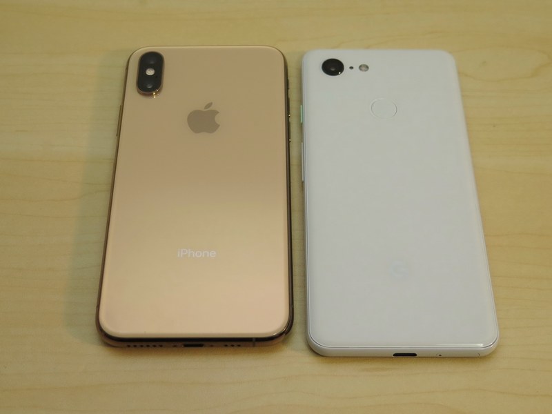 iPhone XS（左）とPixel 3（右）の背面。Pixel 3は背面の下側をマットに仕上げ、独特の触感を演出している