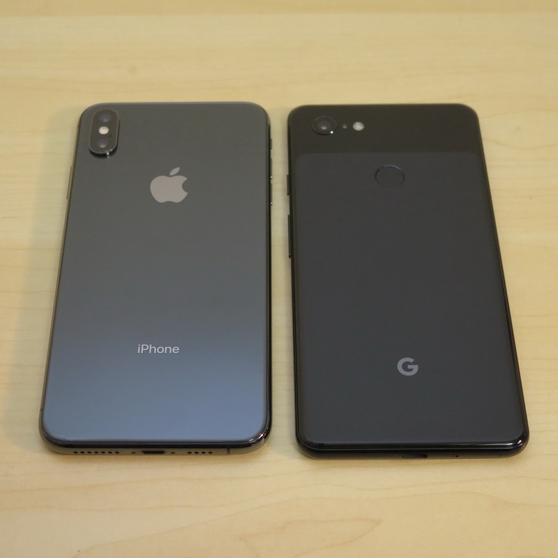 iPhone XS Max（左）とPixel 3 XL（右）の背面。iPhoneのガラス仕上げに対し、カメラ部より下をマットに仕上げている