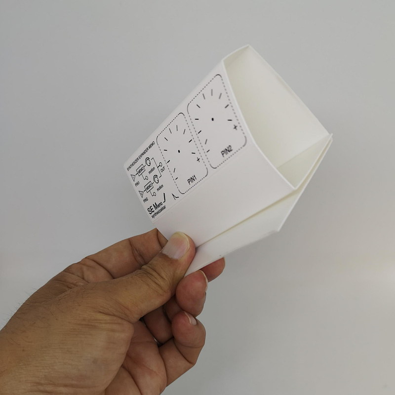 まずはポリプロピレン製の本体を折り曲げて、両面テープで固定する