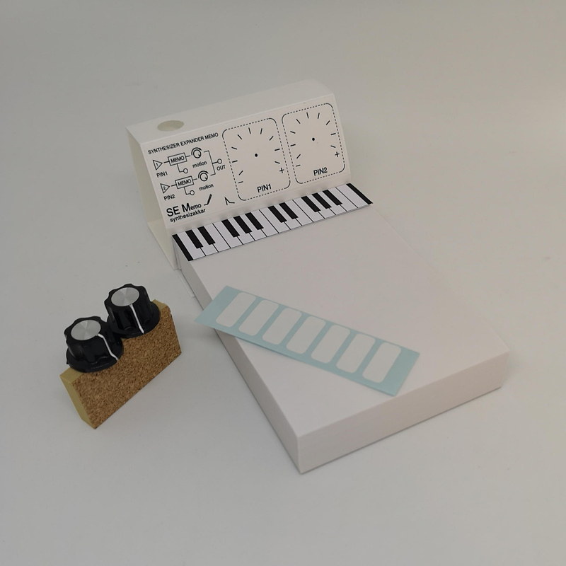 メモスタックを取り付け、キーボードを上端に折り込めば90％完成