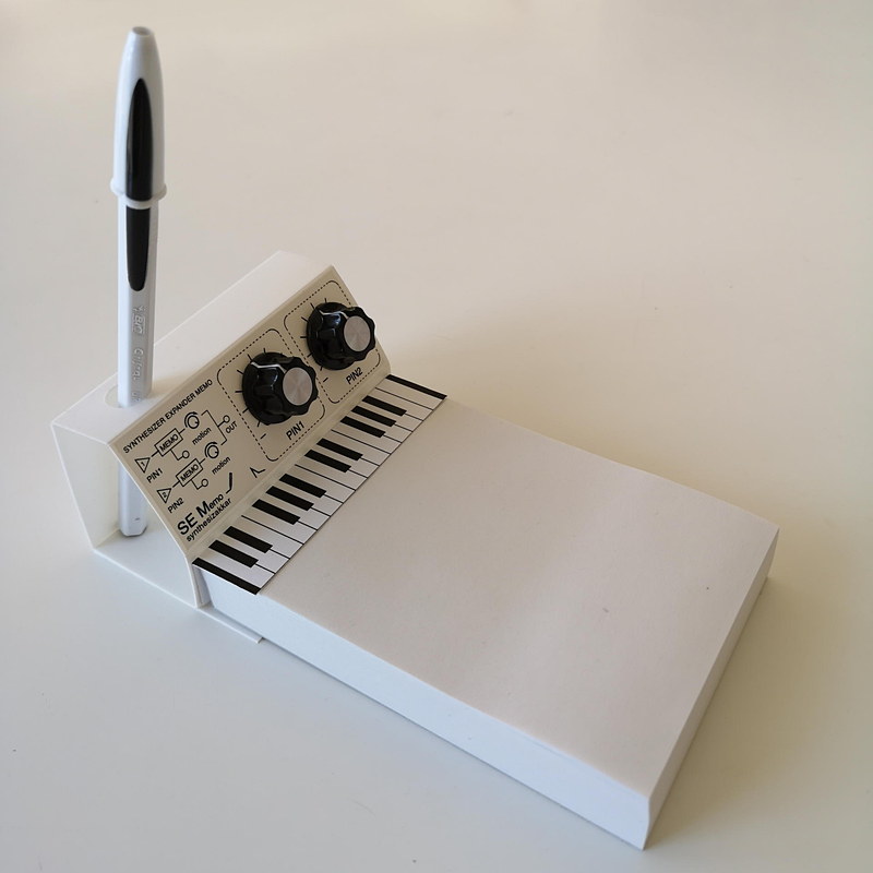 押しピン機能のツマミを差し込み、お気に入りのペンを立ててれば完成だ