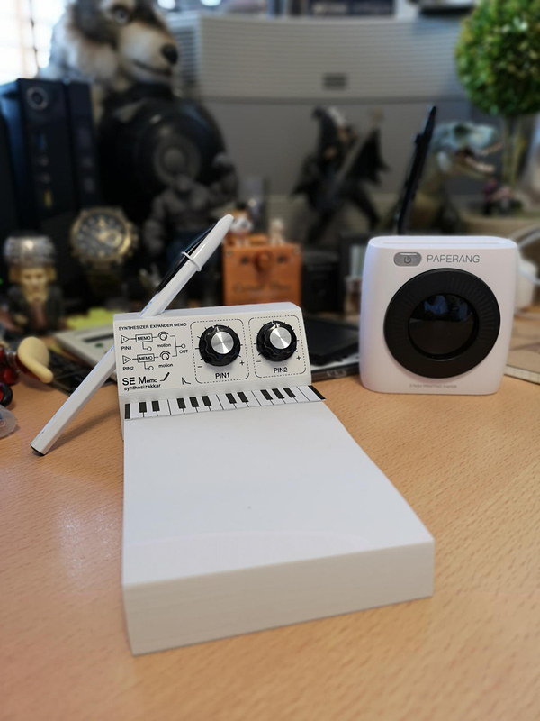 ペンスタンドの穴よりふた回りスリムなBICボールペンは滑って転んでしまう