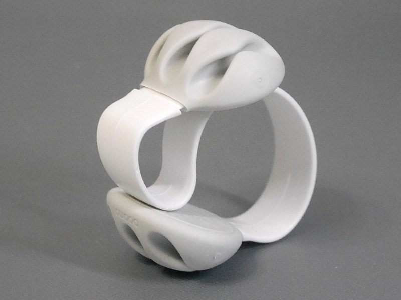 製品本体。S字の形状が特徴的