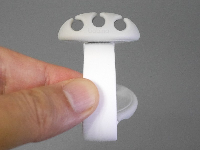 正面から見たところ。3つの溝にケーブルをはめ込む。反対側にも同じパーツがある