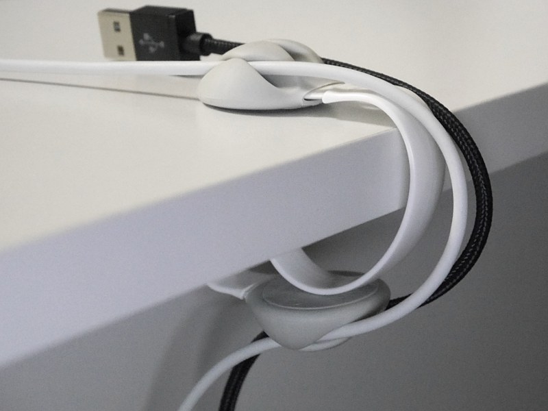 S字部分をデスクの天板にかみ合わせている。ケーブルは上→下の両方に通すのが正解