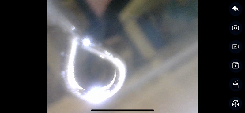 これがアプリのメイン画面。左はカメラ未接続状態ですが、画面右に並ぶアイコンが、静止画撮影や動画撮影、保存した動画を見るなどできます。映像の反転や回転も可能。カメラ接続状態だと右のようにマイクロスコープからの映像が映し出されます。