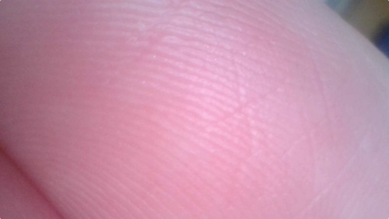 これもQuickTime Playerで撮った動画の切り出しです。左から、指先、頭皮付近、歯。