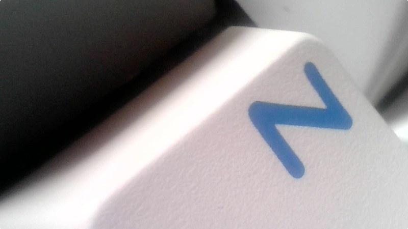 キーボードのキー、マウスのホイール付近、腕時計文字盤付近。道具類の埃や汚れまで見えます。