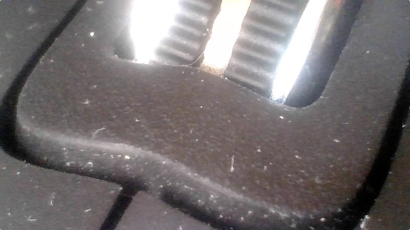 キーボードのキー、マウスのホイール付近、腕時計文字盤付近。道具類の埃や汚れまで見えます。