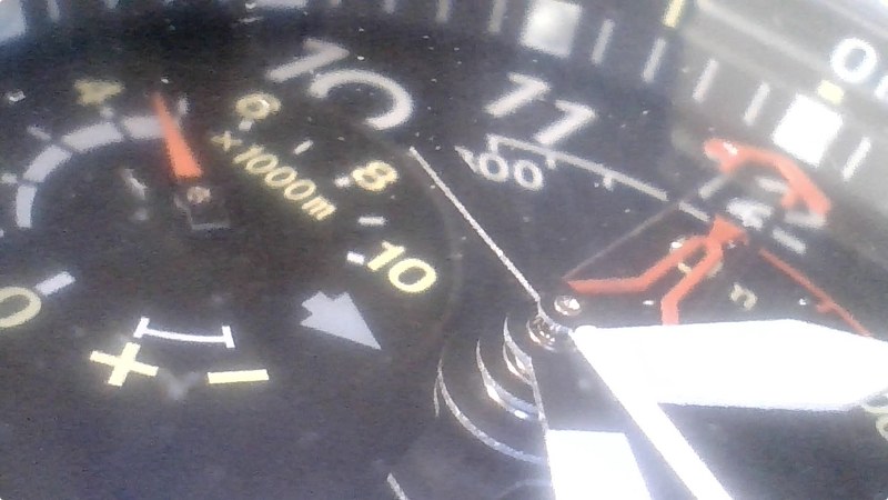 キーボードのキー、マウスのホイール付近、腕時計文字盤付近。道具類の埃や汚れまで見えます。