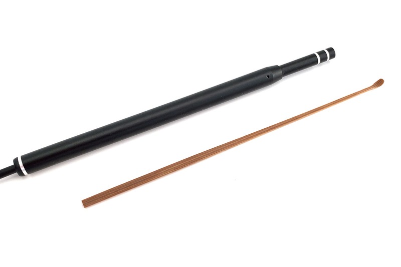 左は普通サイズの耳かきと比べた様子。耳かきとして見るとかなり太いです。細くはないUSBケーブルが出ていて、スコープの近くに調光器があります。ケーブルや調光器の存在が、手先の動きをかなり邪魔します。