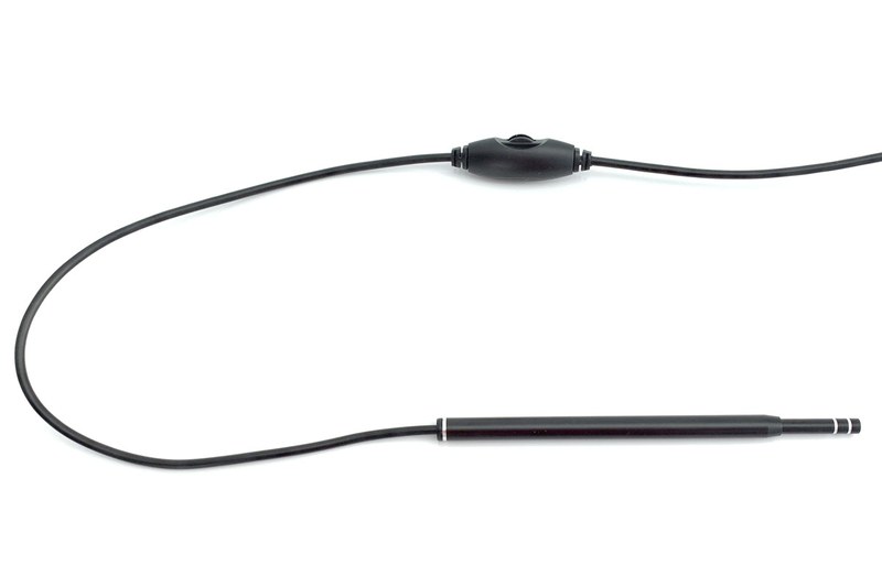 左は普通サイズの耳かきと比べた様子。耳かきとして見るとかなり太いです。細くはないUSBケーブルが出ていて、スコープの近くに調光器があります。ケーブルや調光器の存在が、手先の動きをかなり邪魔します。