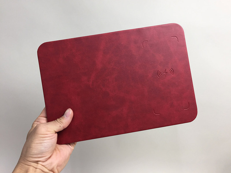 マウスパッド型のワイヤレス充電器