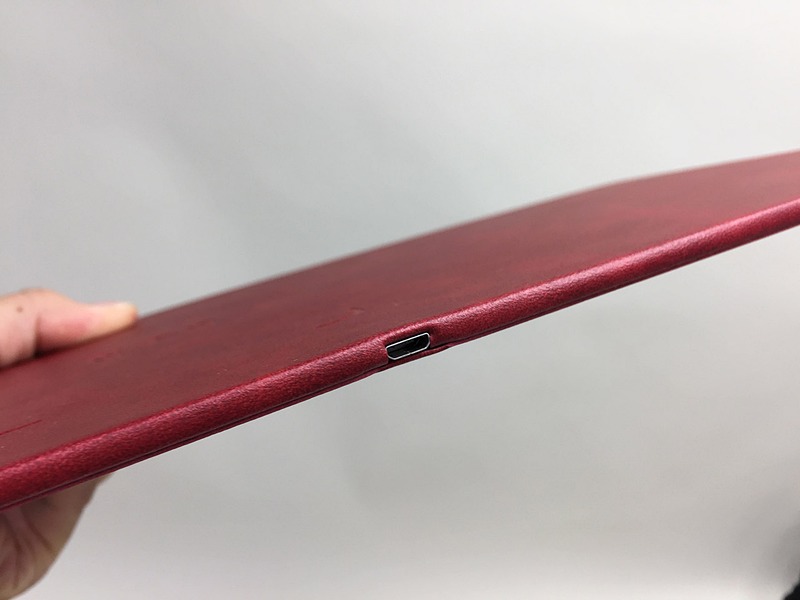 microUSBポートに給電。USBケーブルは付属しない