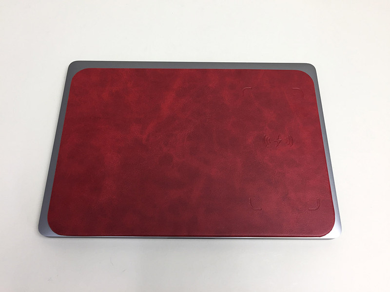 MacBook Pro 13インチよりわずかに小さいくらいのサイズ