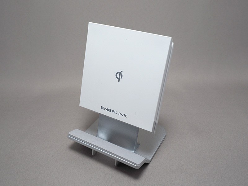 サンワサプライのスタンド/平置き両対応Qi充電器「700-WLC003」
