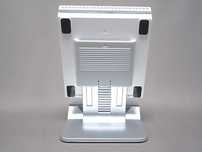 充電パッドの高さ調節をすることで、機器ごとに異なるコイル位置に対応する