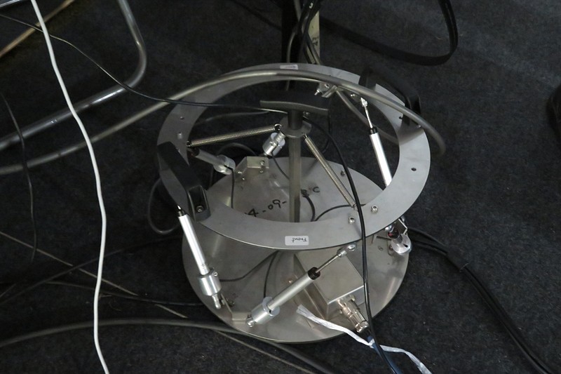 シートの動きをプログラミングする機材