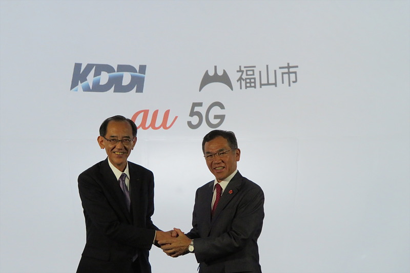 KDDI 執行役員常務 技術統括本部 技術企画本部長の赤木篤志氏（左）と福山市長の枝廣直幹氏（右）