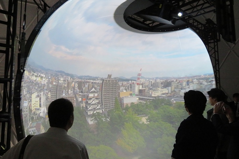 半球型スクリーンにドローンからの映像が投影される