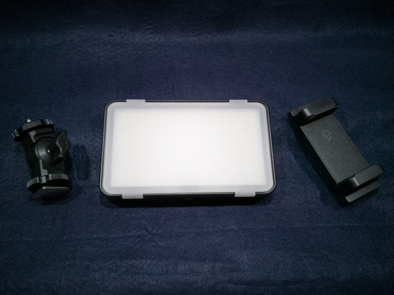 「サンテック PL150」。シュー雲台とスマホホルダーが付く。ほかにUSBケーブルも同梱される