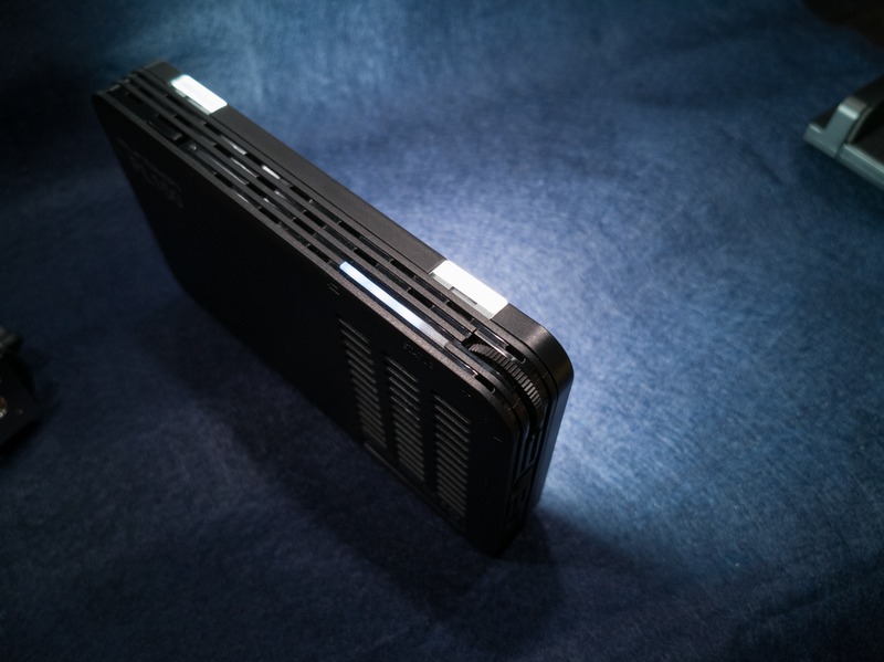 明るさはダイヤルで10～100％の無段階調節が可能。電池残量のインジケーターも