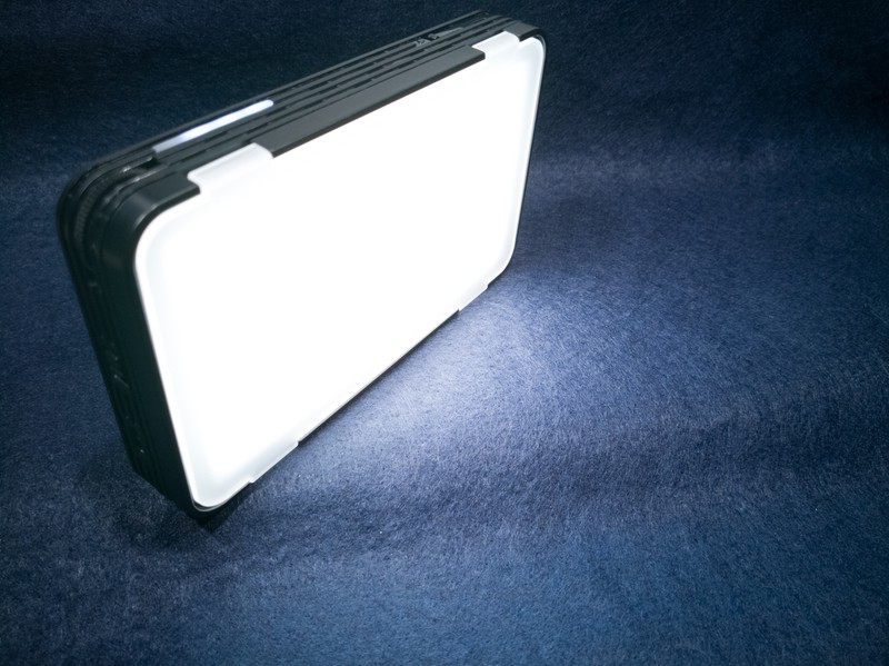 50cmで1170 lx、35cmで2340 lxと近距離ではかなり明るい