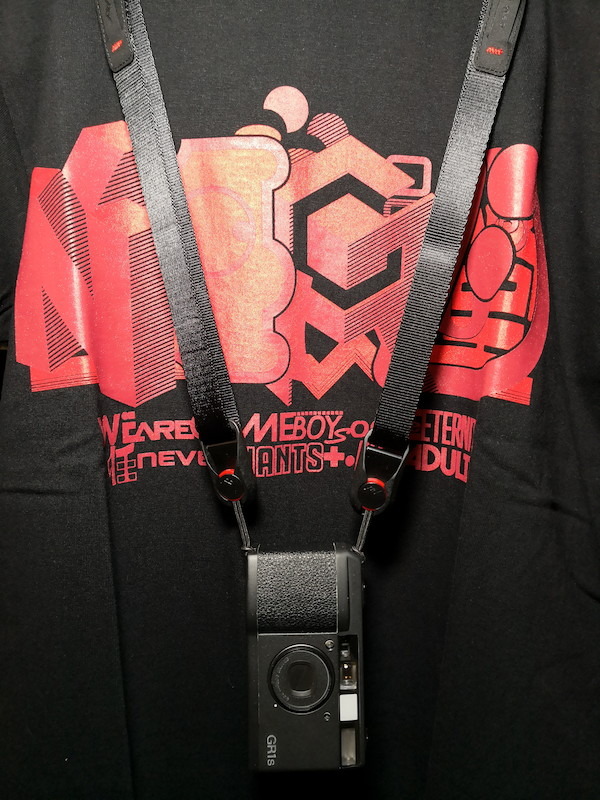 「サンテック PL150」を左上にかざして撮影、光源のテカリが出ているが、赤・黒ともに綺麗に見える