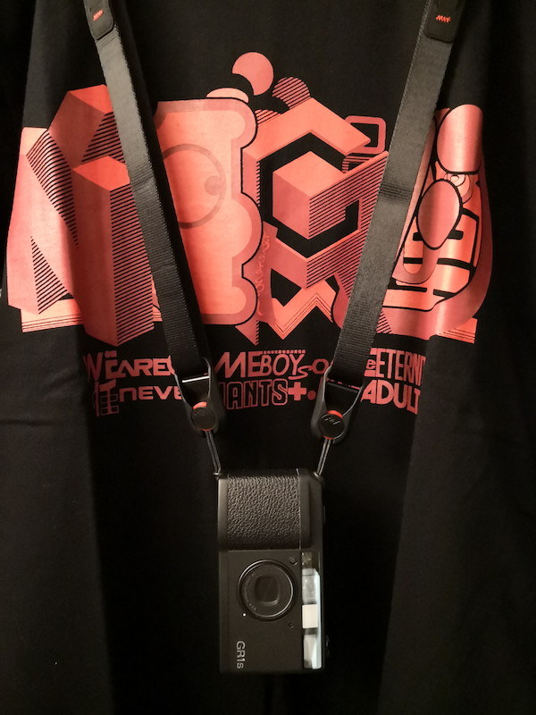 Mate 10 Pro、すべてオート、電球色の古いLEDライトのみの薄暗い部屋で撮影