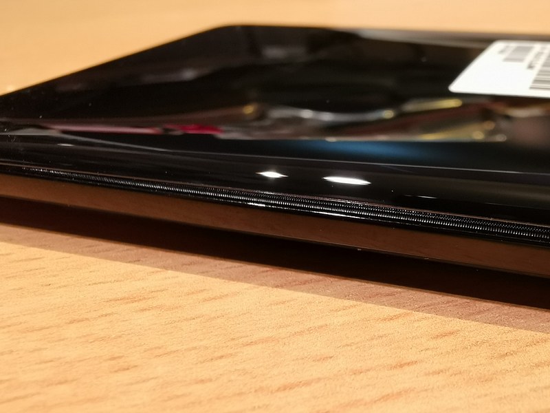 Galaxy S8+を見ると、急激に太ったみたいで、側面が……