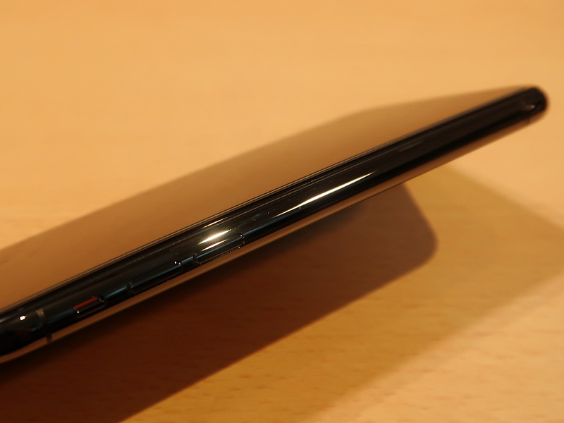 こちらは2017年にソフトバンクで購入したiPhone X。写真ではわかりにくいけど、貼り付けたサードバーティ製ガラスのエッジ部分が少し浮いている