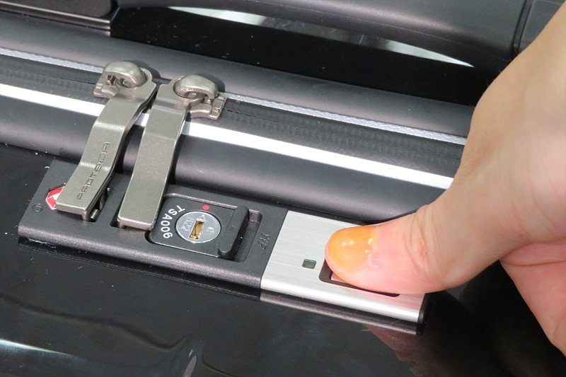 認証されるとLEDが緑色に光る