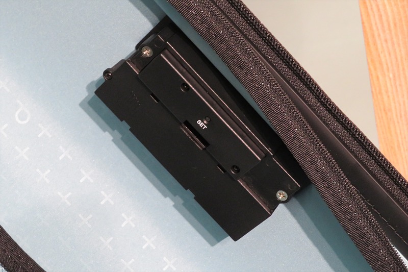 スーツケースの内側に電池と設定ボタン