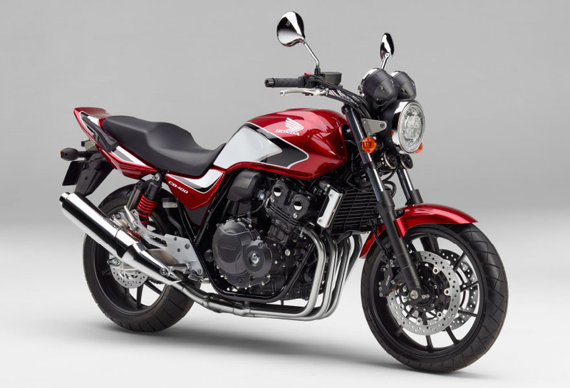 左がホンダの「CB400 SUPER FOUR（CB400SF）」。右がそれにカウルを装着したモデルの「CB400 SUPER BOL D’OR（CB400SB）」です。平成28年度排出ガス規制に対応しつつ細部をブラッシュアップして登場した新型。スーフォア・シリーズは25年以上続く非常に息の長いモデル群で、排気量1300ccの新型もあります。