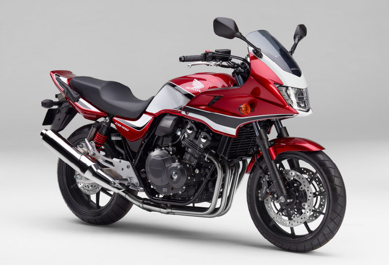 左がホンダの「CB400 SUPER FOUR（CB400SF）」。右がそれにカウルを装着したモデルの「CB400 SUPER BOL D’OR（CB400SB）」です。平成28年度排出ガス規制に対応しつつ細部をブラッシュアップして登場した新型。スーフォア・シリーズは25年以上続く非常に息の長いモデル群で、排気量1300ccの新型もあります。