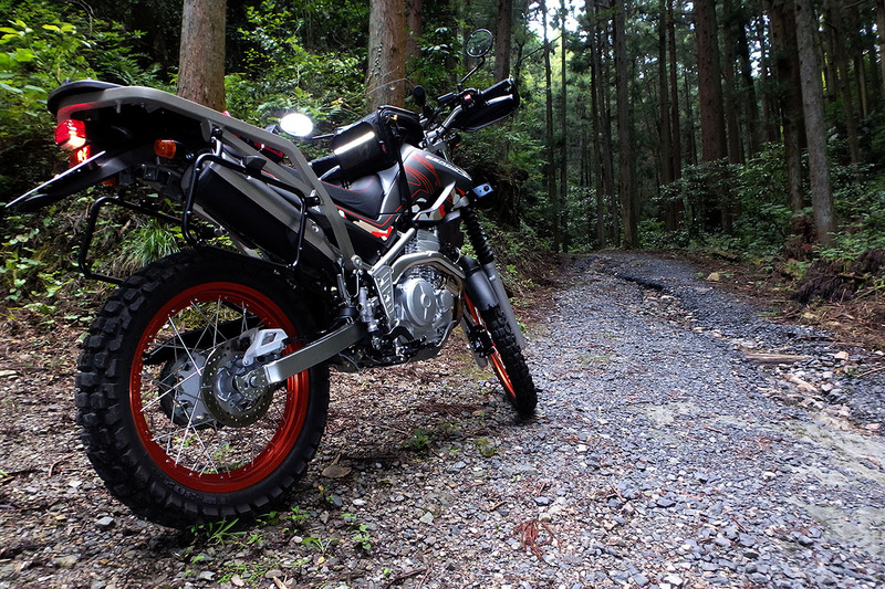 ヤマハ「セロー250」。標高が高い山道方面を走りたいっ！　と思って買ったオフロードバイク。現在でも乗っています。