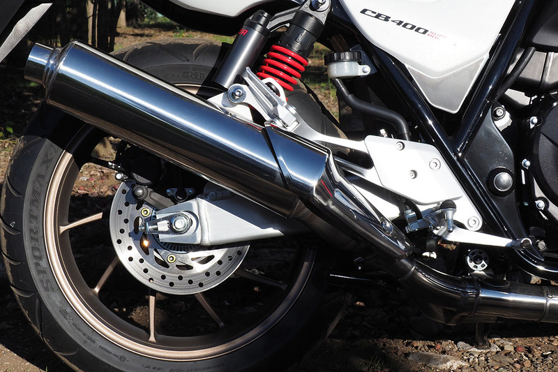 CB400SBのエンジンとマフラー。新型2018年モデルは、平成28年度排出ガス規制に対応しつつ、出力が3PSアップして56PS（11000rpm）となりました。またマフラーなども変わり排気音は「際立つ、太く鋭い直4サウンド」に。